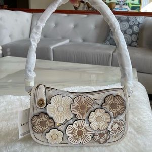 Coach Swinger 20 w/ Tea Rose Appliqué